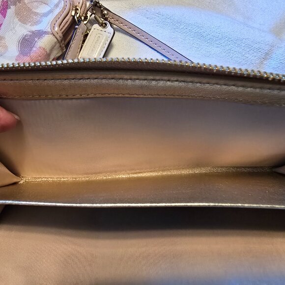 Coach Wallet Gold #41202 Credit Card Slots Pretty! Beautiful - Picture 11 of 16